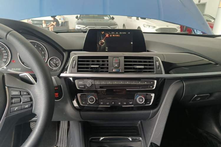 Used BMW 3 Series 2017 320Li M Sport Edition Audio And AC Panel