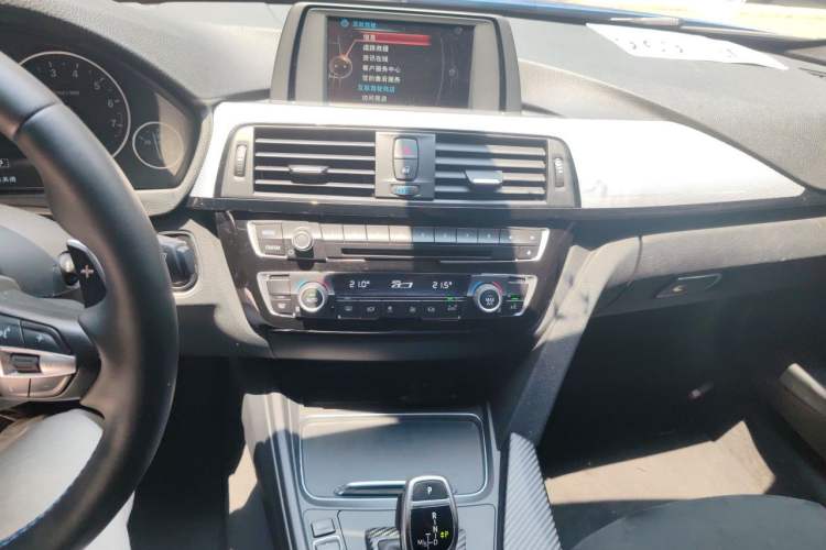 Used BMW 3 Series 2017 320i M Sport Audio And AC Panel