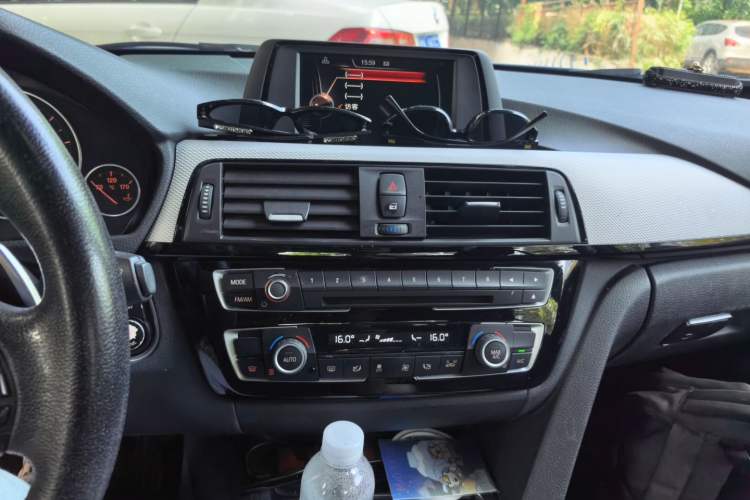 Used BMW 3 Series 2017 320i M Sport Audio And AC Panel
