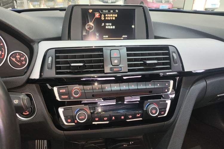 Used BMW 3 Series 2017 320i M Sport Audio And AC Panel