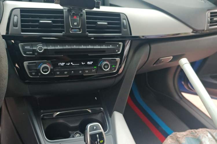 Used BMW 3 Series 2017 320i M Sport Audio And AC Panel