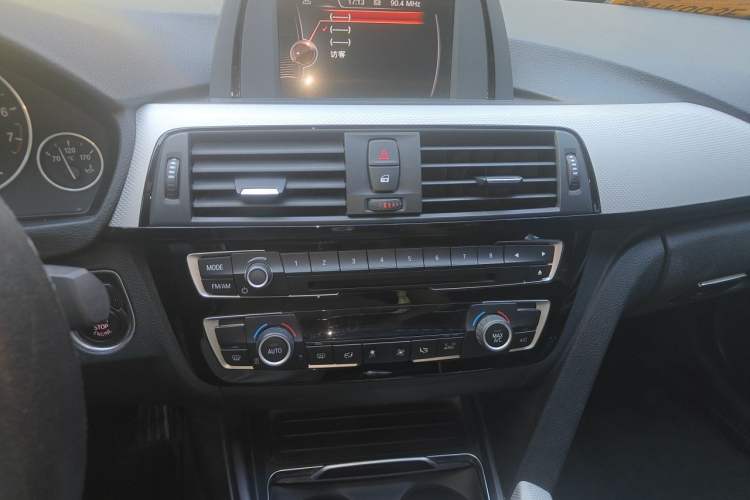 Used BMW 3 Series 2017 320i M Sport Audio And AC Panel