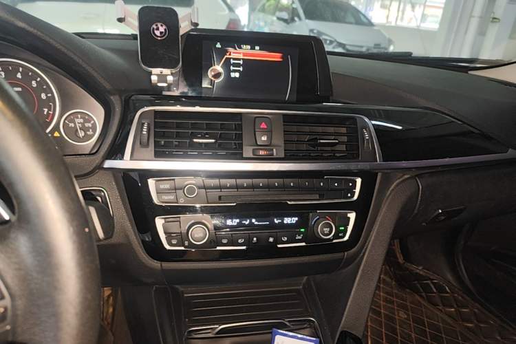Used BMW 3 Series 2017 320Li M Sport Edition Audio And AC Panel