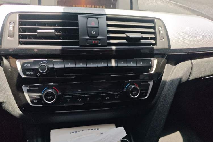 Used BMW 3 Series 2017 320i M Sport Audio And AC Panel