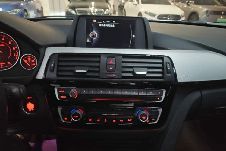 Used BMW 3 Series 2017 320i M Sport Audio And AC Panel
