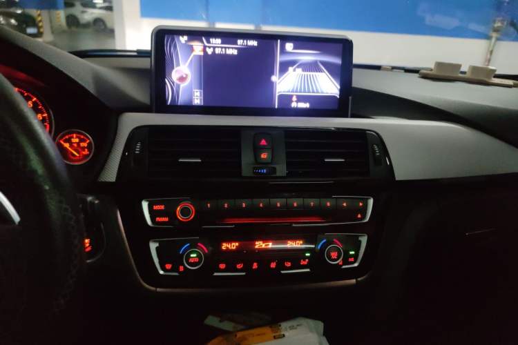 Used BMW 3 Series 2017 320i M Sport Audio And AC Panel