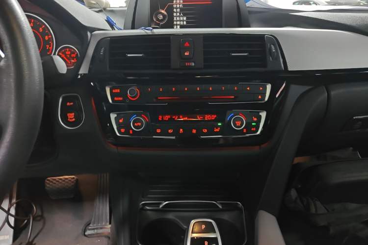 Used BMW 3 Series 2017 320i M Sport Audio And AC Panel
