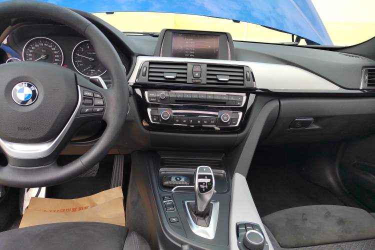 Used BMW 3 Series 2017 320i M Sport Audio And AC Panel