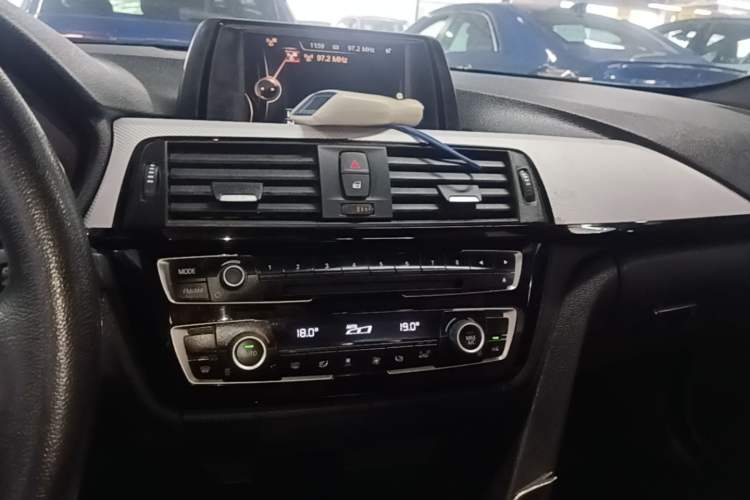 Used BMW 3 Series 2017 320i M Sport Audio And AC Panel