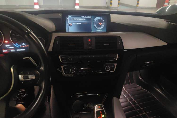 Used BMW 3 Series 2017 330i M Sport Edition Audio And AC Panel