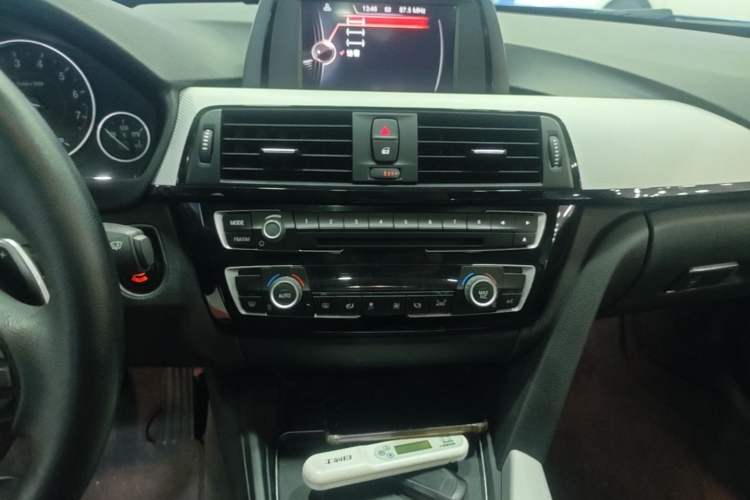 Used BMW 3 Series 2017 320i M Sport Audio And AC Panel