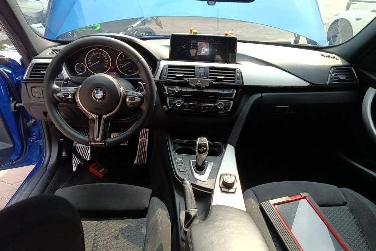 Used BMW 3 Series 2017 320i M Sport Center Console