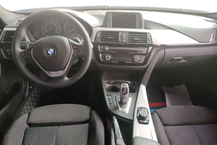 Used BMW 3 Series 2017 320i M Sport Center Console