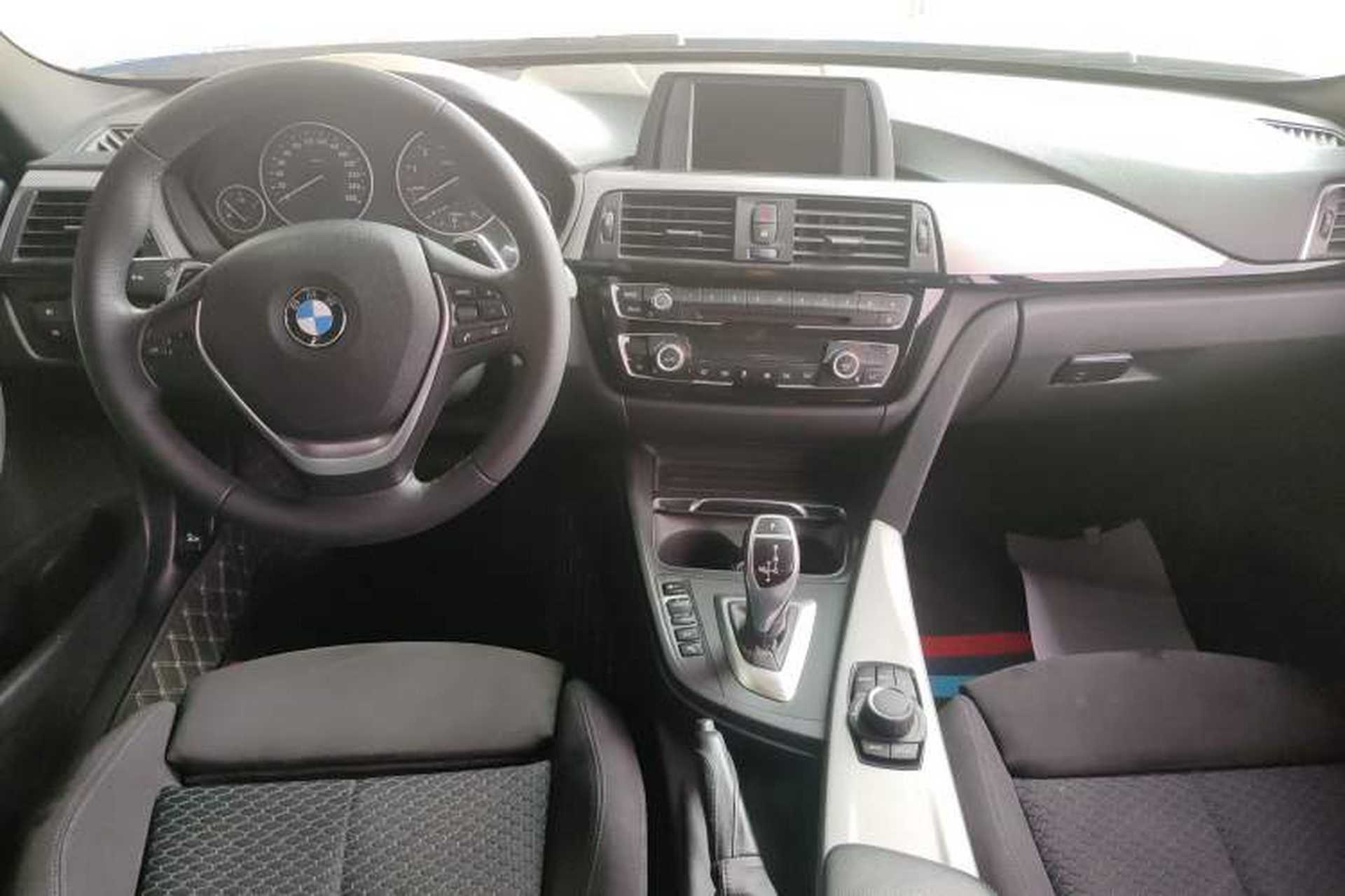 Used BMW 3 Series 2017 320i M Sport Center Console
