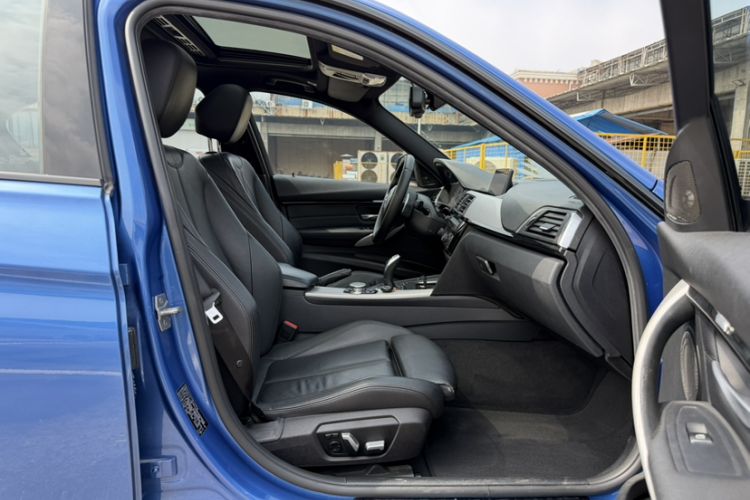 Used BMW 3 Series 2017 330i M Sport Edition Interior 10