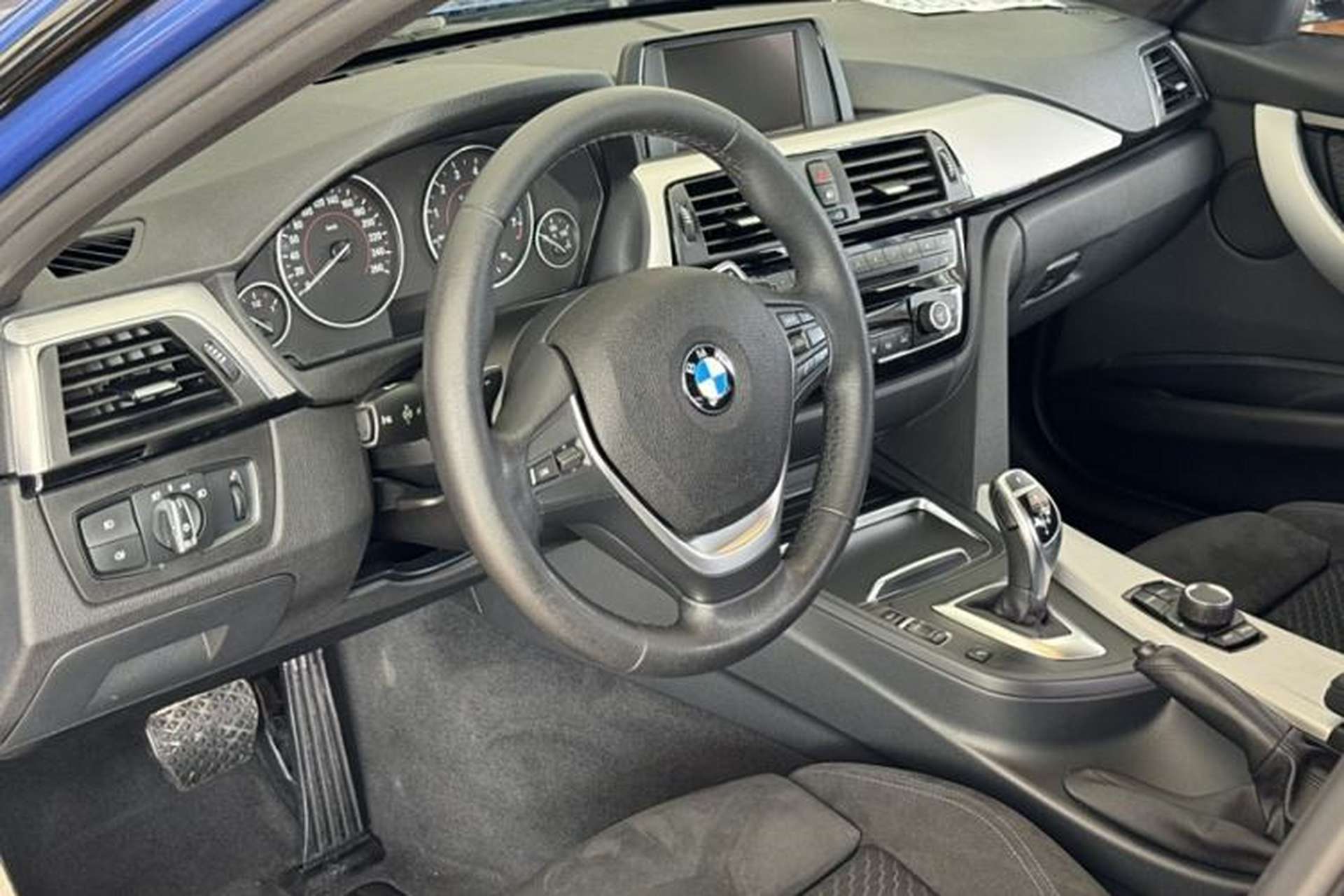 Used BMW 3 Series 2017 320i M Sport Interior 10