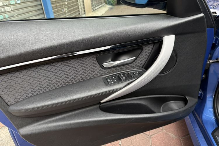 Used BMW 3 Series 2017 320i M Sport Interior 11