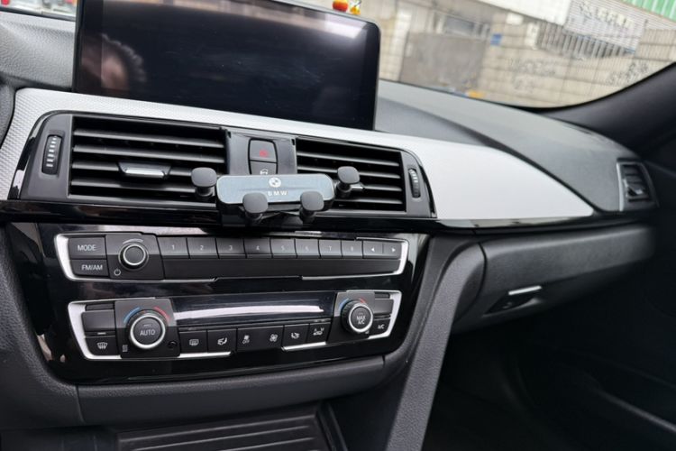 Used BMW 3 Series 2017 320i M Sport Interior 2