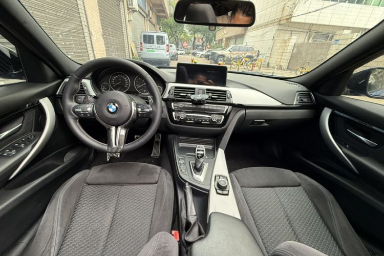 Used BMW 3 Series 2017 320i M Sport Interior 3