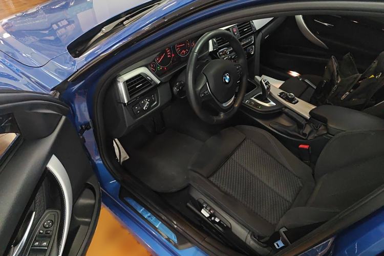 Used BMW 3 Series 2017 320i M Sport Interior 3