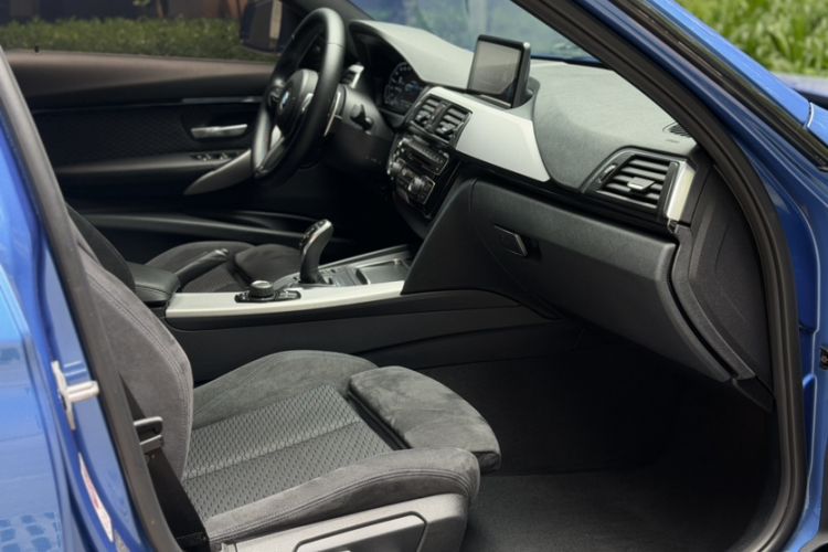 Used BMW 3 Series 2017 320i M Sport Interior 4
