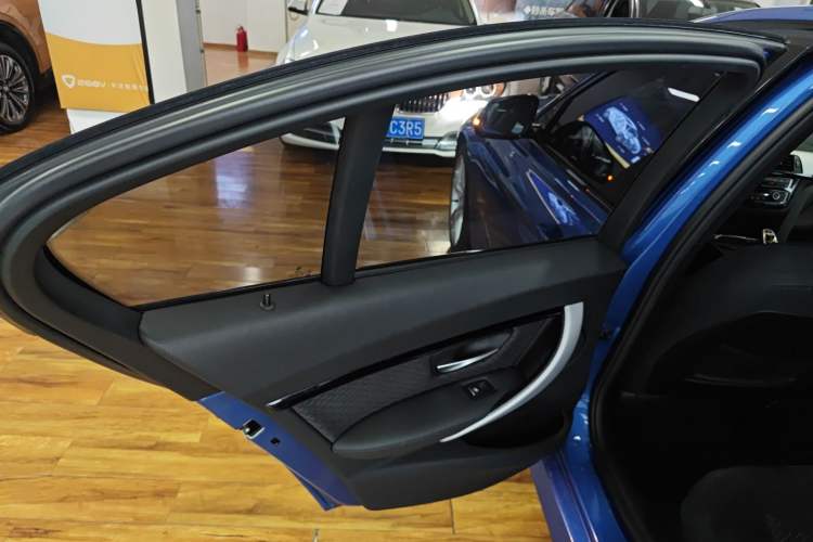 Used BMW 3 Series 2017 320i M Sport Interior 8