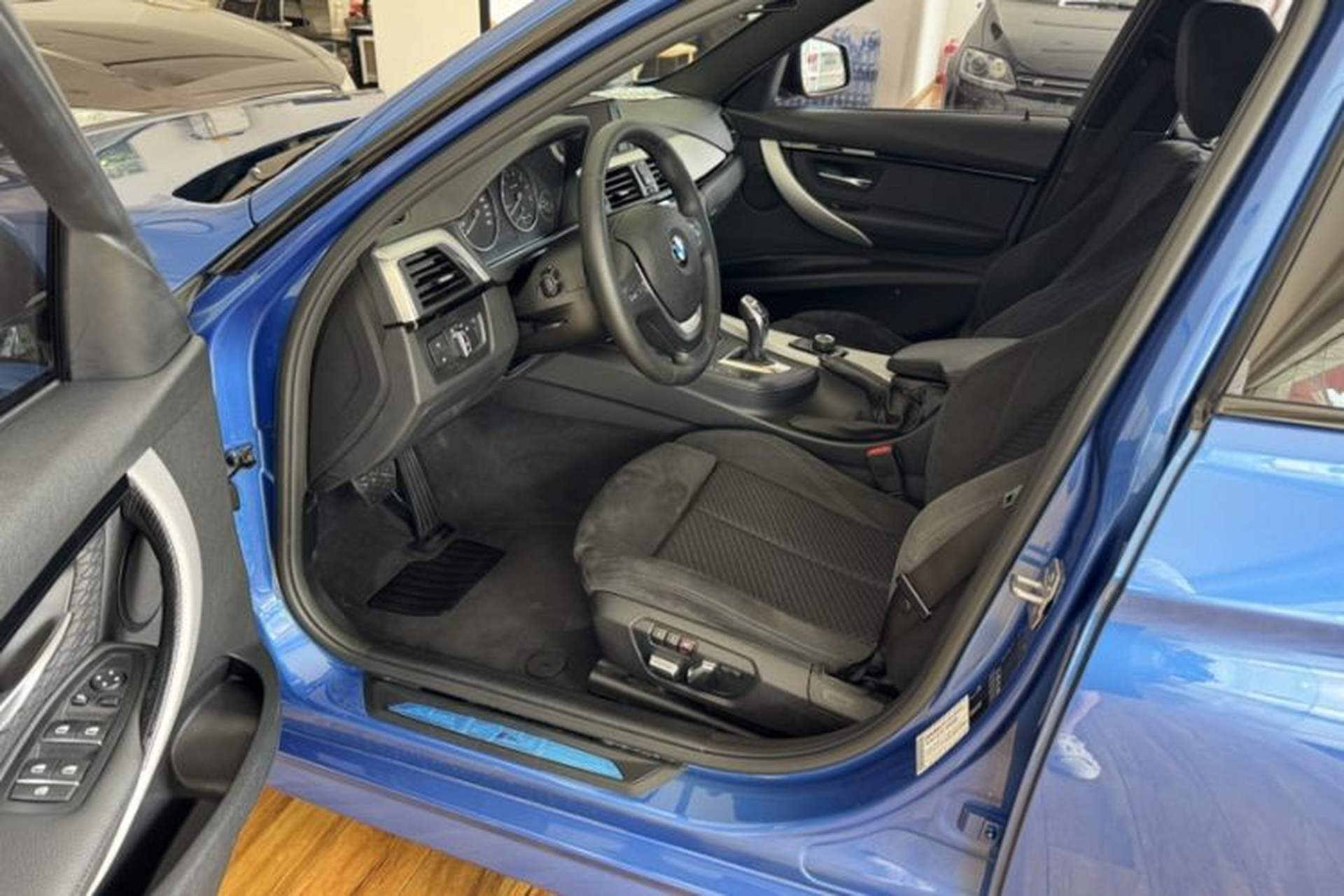 Used BMW 3 Series 2017 320i M Sport Interior 9