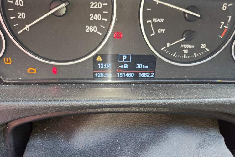 Used BMW 3 Series 2017 320Li Fashion Model Odometer Close Up