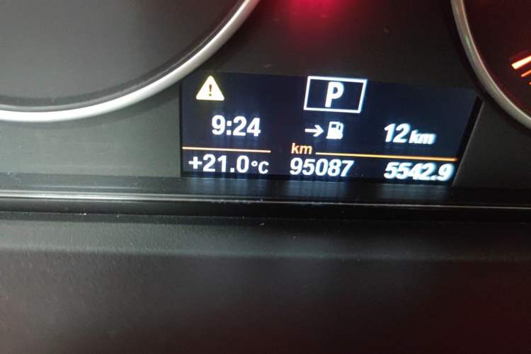 Used BMW 3 Series 2017 320i M Sport Odometer Close Up