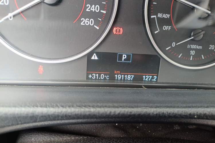 Used BMW 3 Series 2017 320i M Sport Odometer Close Up