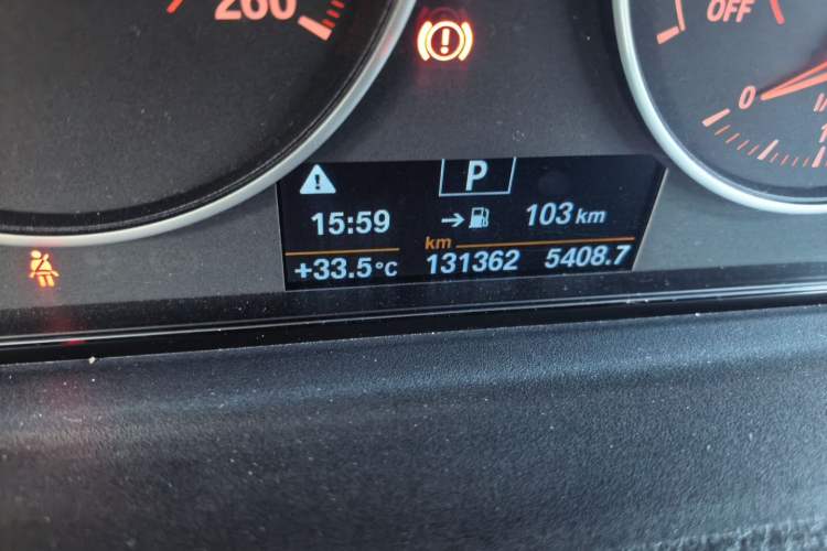 Used BMW 3 Series 2017 320i M Sport Odometer Close Up