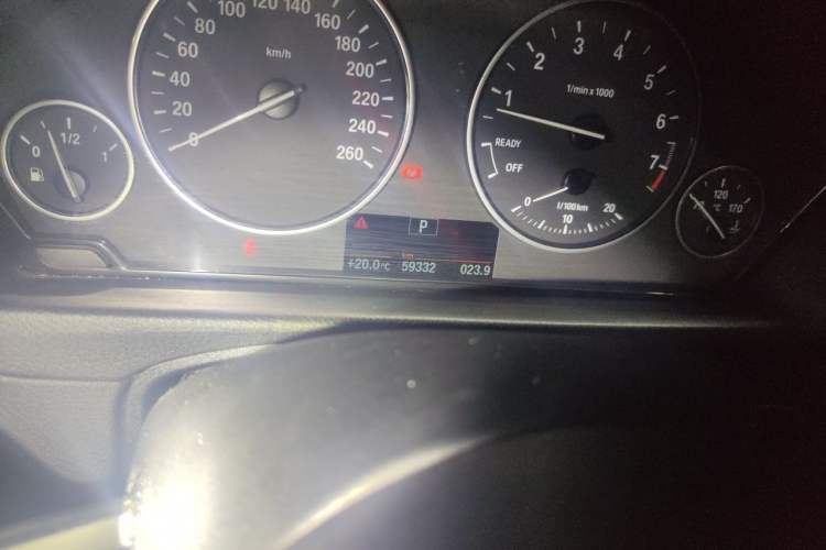 Used BMW 3 Series 2017 320Li Fashion Model Odometer Close Up