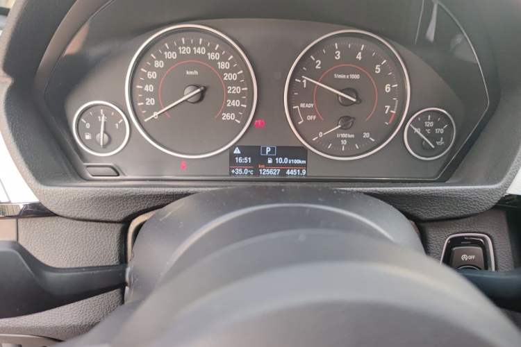 Used BMW 3 Series 2017 320i M Sport Odometer Close Up
