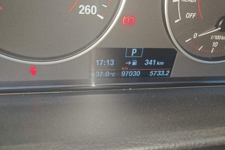 Used BMW 3 Series 2017 320i M Sport Odometer Close Up