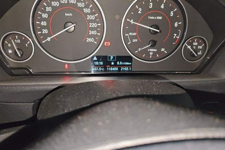 Used BMW 3 Series 2017 320i M Sport Odometer Close Up