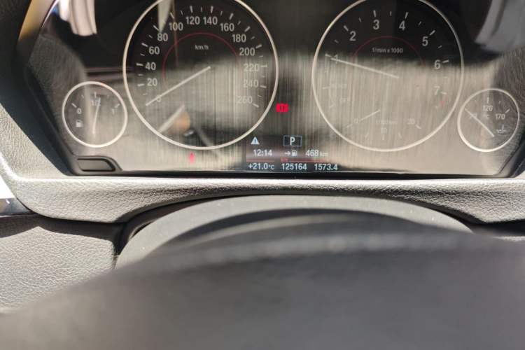 Used BMW 3 Series 2017 320i M Sport Odometer Close Up