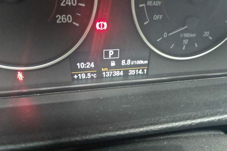 Used BMW 3 Series 2017 320i M Sport Odometer Close Up