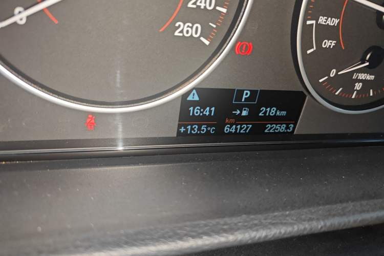 Used BMW 3 Series 2017 320i M Sport Odometer Close Up