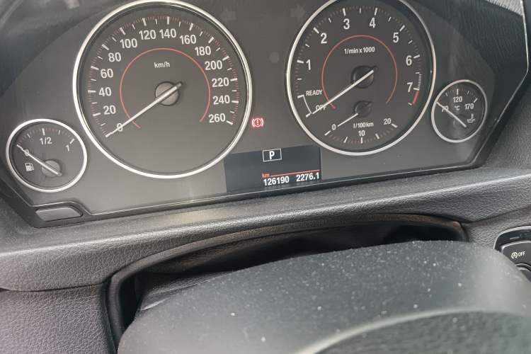 Used BMW 3 Series 2017 320i M Sport Odometer Close Up