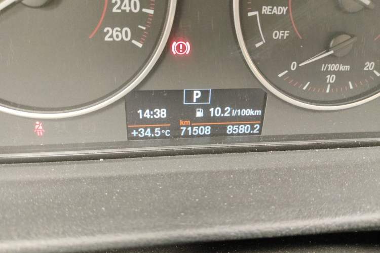 Used BMW 3 Series 2017 320i M Sport Odometer Close Up