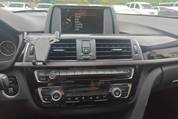 Used BMW 3 Series 2017 318i Fashion Model Audio And AC Panel