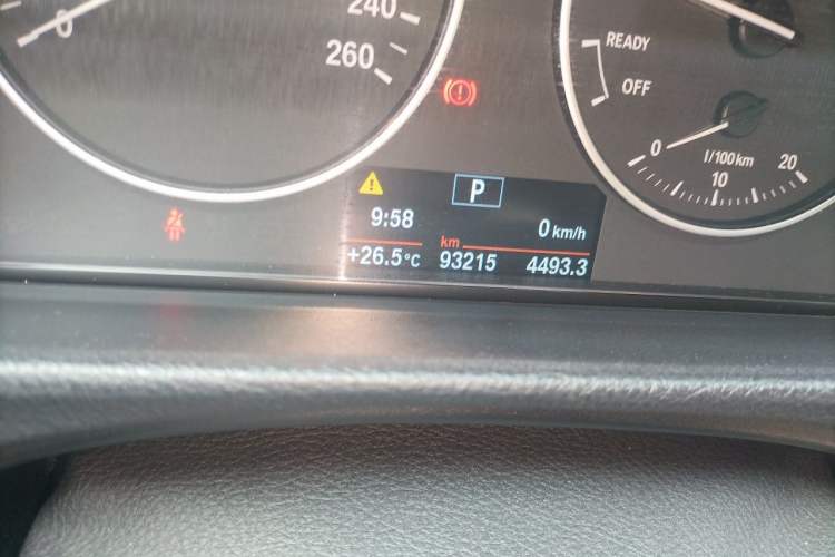 Used BMW 3 Series 2017 320Li Fashion Model Odometer Close Up