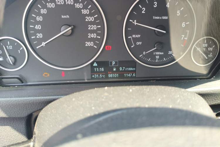 Used BMW 3 Series 2017 320Li Fashion Model Odometer Close Up
