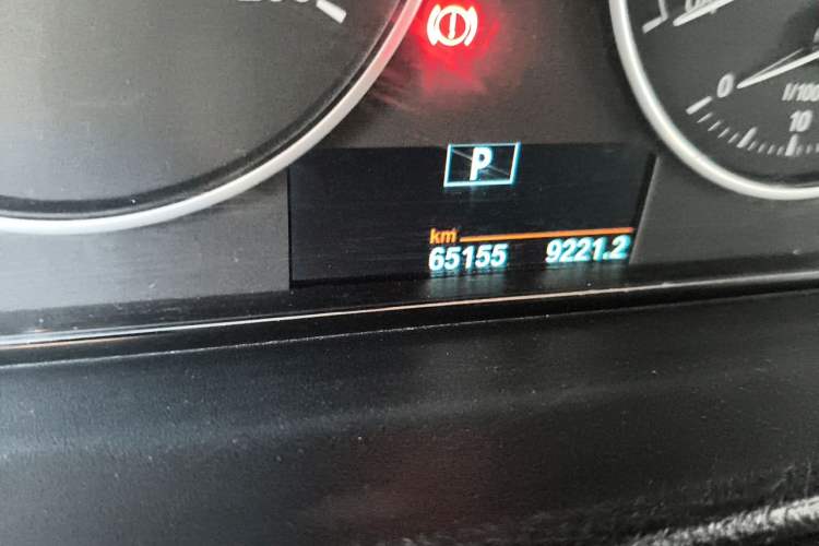 Used BMW 3 Series 2017 318Li Fashion Model Odometer Close Up