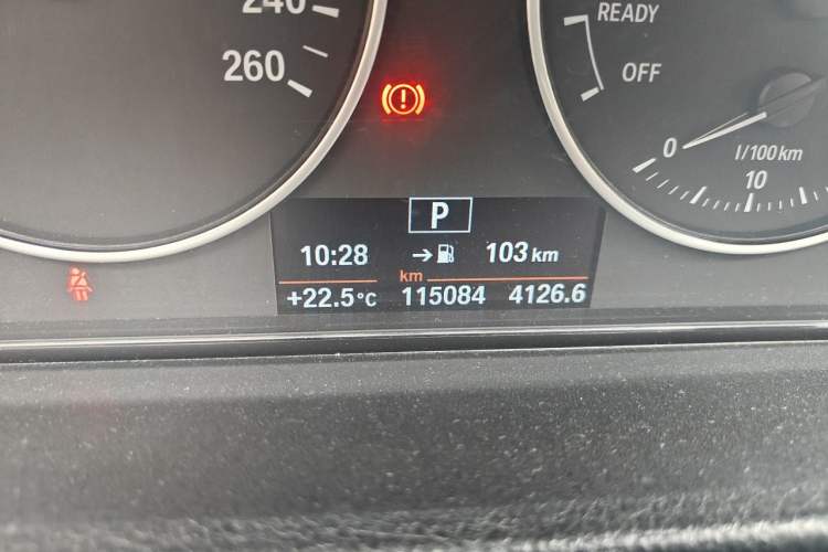 Used BMW 3 Series 2017 318i Fashion Model Odometer Close Up