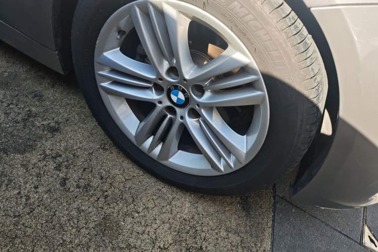 Used BMW 3 Series 2017 320Li Fashion Model Right Front Wheel Hub