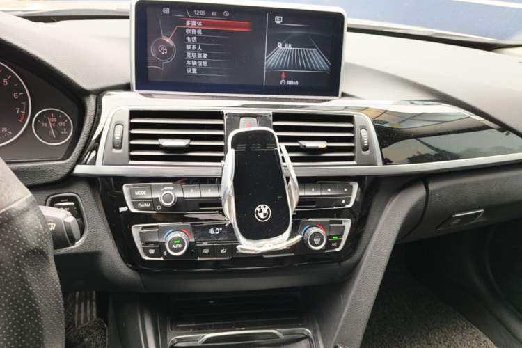 Used BMW 3 Series 2017 318i Fashion Model Audio And AC Panel