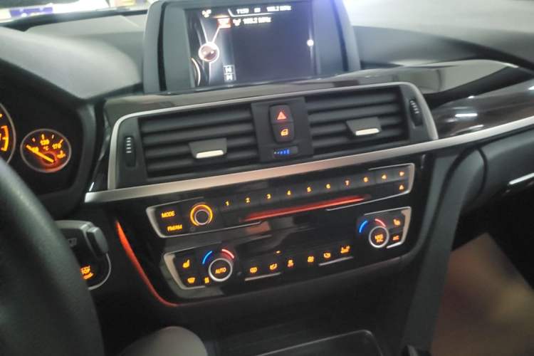 Used BMW 3 Series 2017 320Li Fashion Model Audio And AC Panel