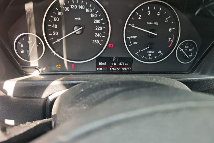 Used BMW 3 Series 2017 320Li Fashion Model Odometer Close Up