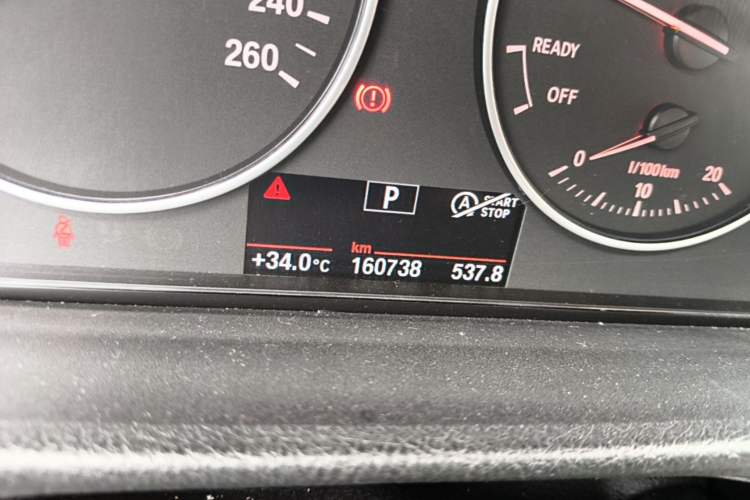 Used BMW 3 Series 2017 318i Fashion Model Odometer Close Up